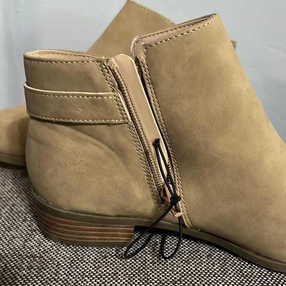St. John’s Bay tan suede ankle boots, size 7 1/2, NWT. - Picture 8 of 12